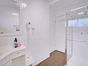 Een douche, een haardroger, handdoeken, zeep