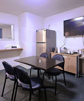 Dining - Room 01 : Cozy Studio 4 Guests Central Walk / In The Heart Of Jindabyne (Jindabyne)