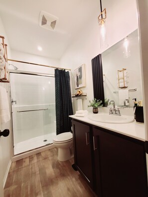 Hair dryer, towels, soap, shampoo - GOLDEN RAVEN House (Indio)