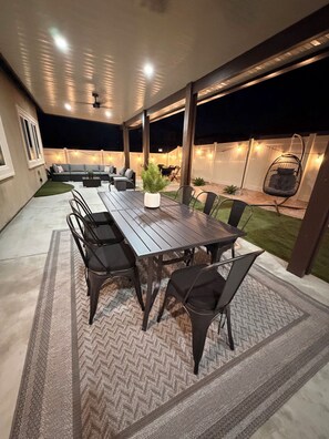 Outdoor dining - GOLDEN RAVEN House (Indio)