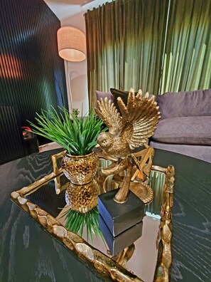 Interior - GOLDEN RAVEN House (Indio)