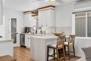Microwave, oven, stovetop, dishwasher - West Coast Coastal Retreat/Prime Location in Sunny San Diego (San Diego)