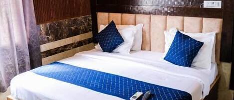 Phòng đôi Deluxe | Khu vực làm việc phù hợp cho laptop, bàn ủi/dụng cụ ủi quần áo