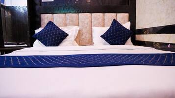 Laptop workspace, iron/ironing board, free WiFi