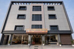 Front of property - Hotel Luxury Palace Vrindavan (Vrindavan)