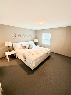 Een strijkplank/strijkijzer, wifi, beddengoed