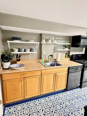 Een microgolfoven, een oven, een kookplaat, een vaatwasser