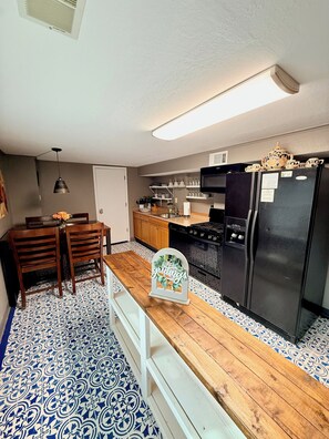 Een microgolfoven, een oven, een kookplaat, een vaatwasser