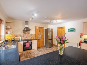 Frigorífico, microondas, horno y lavavajillas