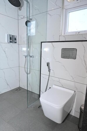 Sèche-cheveux, chaussons, serviettes fournies, savon