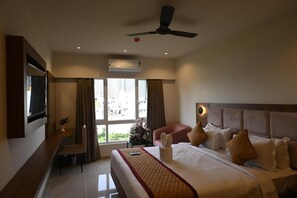 In-room safe, soundproofing, free WiFi, bed sheets - Good One Suites (Bengaluru)