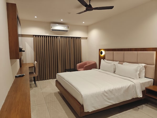 Studio Suite, Balcony, City View | In-room safe, rollaway beds, free WiFi, bed sheets