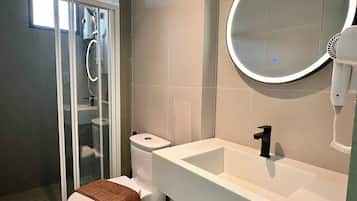Kamar Deluks | Kamar mandi | Shower, pengering rambut, handuk, dan sabun