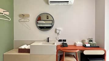 Economy Quadruple Room | Interior