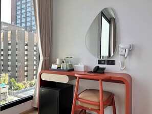 Standard Room, 1 Queen Bed | Interior