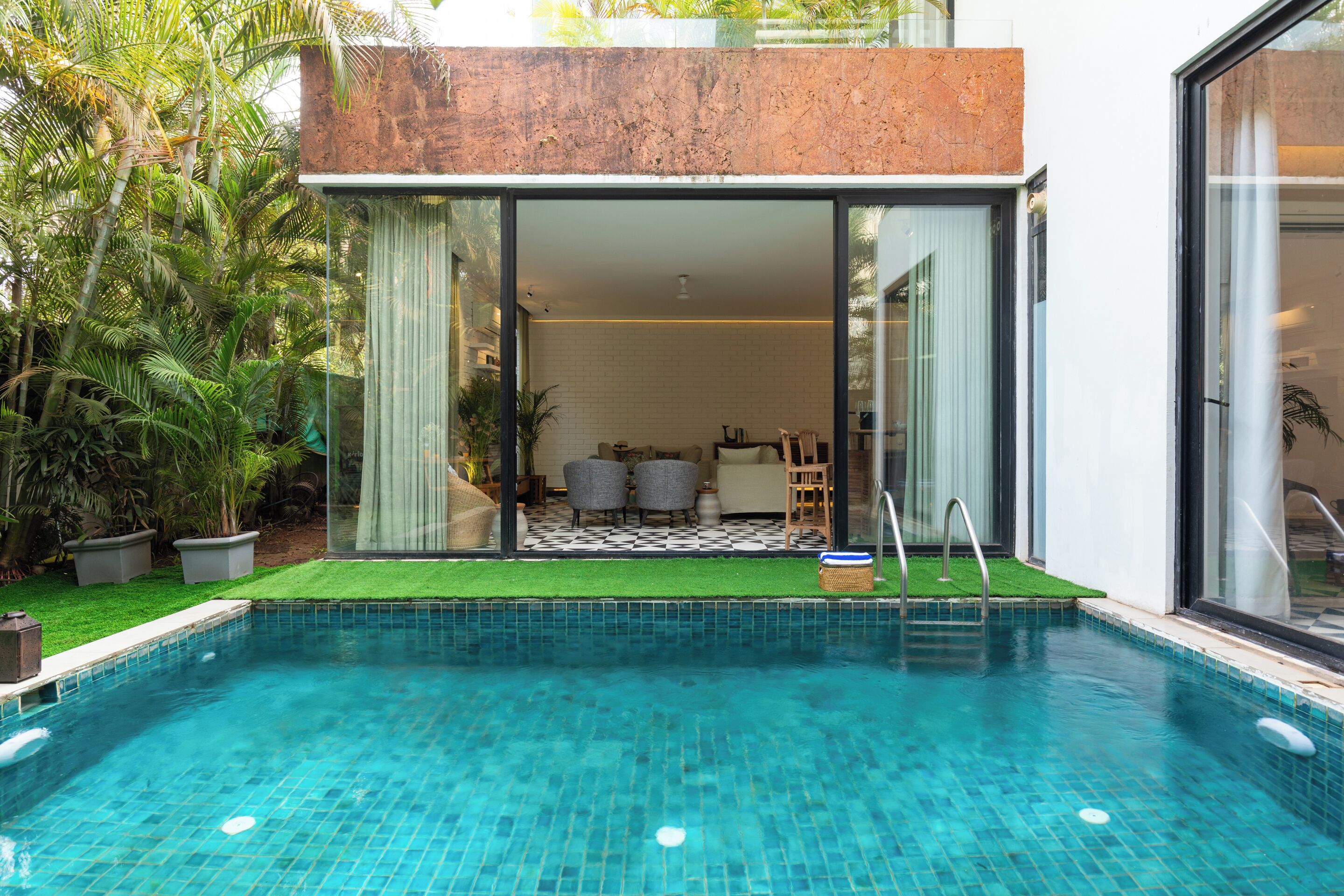 Una piscina al aire libre