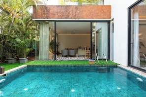 Una piscina al aire libre