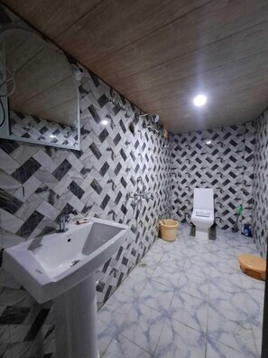 Bathroom - Kedar Chaukhamba Homestay (Jakholi)