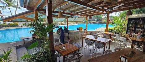 屋外ダイニングエリア