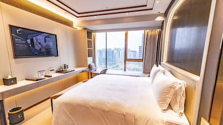 Horizon Grand King bed Room | Minibar, desk, free WiFi. YOHO Treasure Island Hotel - Rivage Continental