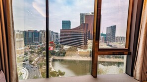 尊豪噴泉景大床客房 | 書桌、免費無線上網