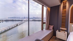 Minibar, desk, free WiFi - YOHO Treasure Island Hotel - Rivage Continental (Macau)