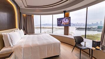 Horizon Grand King bed Room | Desk, free WiFi