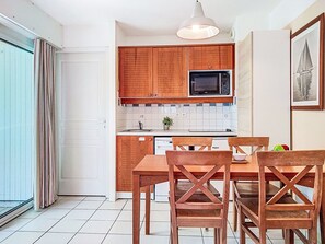 Fridge, microwave, dishwasher, cookware/dishes/utensils - Les Grands Pins by Interhome (Maubuisson)