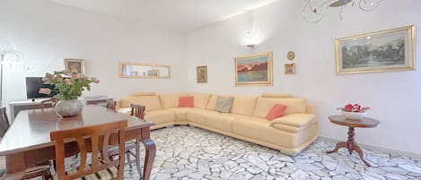 Standard Apartment, Multiple Bedrooms (Mignone) | Living area