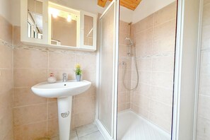 Standard Apartment, Multiple Bedrooms, Mountainside (Faia) | Bathroom | Shower, hair dryer, bidet, towels - Faia (Quiliano)