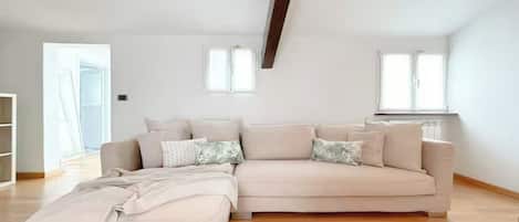 Family Apartment, Multiple Bedrooms, Sea Facing (Belloro) | Living area