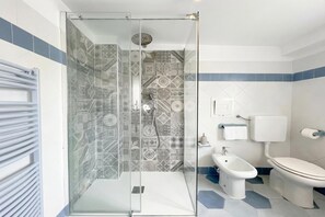 Family Apartment, Multiple Bedrooms, Sea Facing (Belloro) | Bathroom - Belloro (Savona)