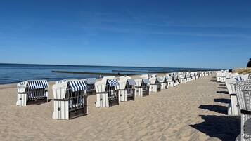Am Strand, Liegestühle, Strandtücher