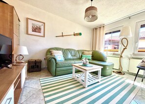 TV, fireplace, books - Ostsee Idylle AchterHus - Holiday home on Usedom for 2-4 pers only 800m to the beach (Zempin)