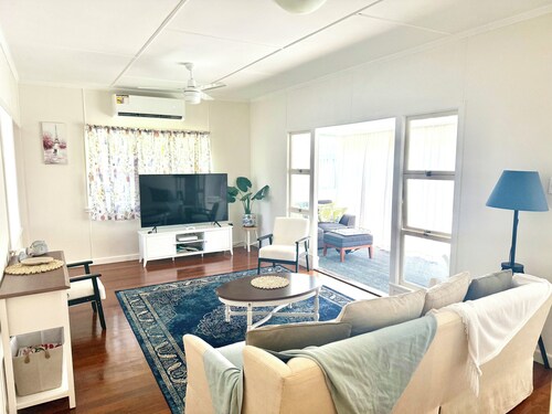 Cosy spacious Holiday Family Home within minutes walking distance to waterfront