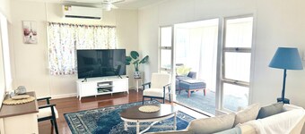 Cosy spacious Holiday Family Home within minutes walking distance to waterfront