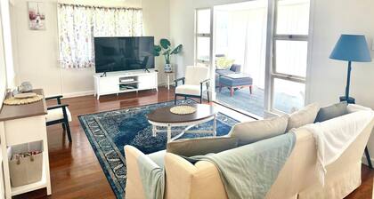 Cosy spacious Holiday Family Home within minutes walking distance to waterfront