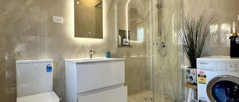 Douche, sèche-cheveux, serviettes fournies, savon