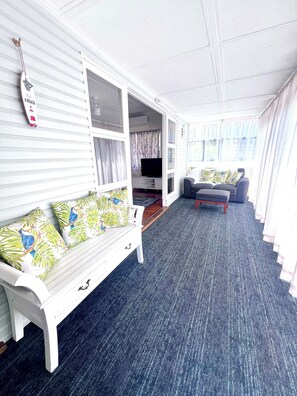 Living area - Cosy spacious Holiday Family Home within minutes walking distance to waterfront (Margate)