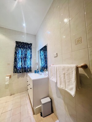 Douche, sĂšche-cheveux, serviettes fournies, savon