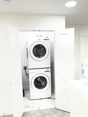 Interior - Starling Modern House (Fort Saskatchewan)