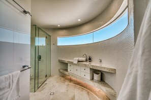 Shower, hair dryer, towels, soap - Luxury Ghost Estate on the Noosa Sound (Noosaville)