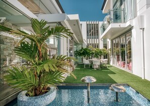 Outdoor dining - Luxury Ghost Estate on the Noosa Sound (Noosaville)