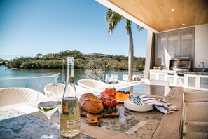 Outdoor dining - Luxury Ghost Estate on the Noosa Sound (Noosaville)