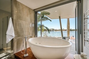 Shower, hair dryer, towels, soap - Luxury Ghost Estate on the Noosa Sound (Noosaville)