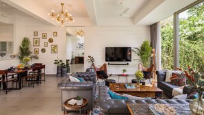 Un salon moderne avec un canapé, une table basse et un coin repas.