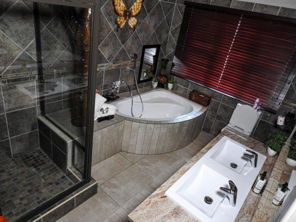 Standardværelse - terrasse - udsigt til gårdsplads | Badeværelse