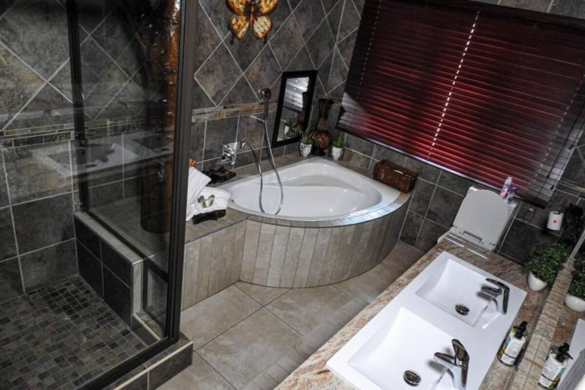 Standardværelse - terrasse - udsigt til gårdsplads | Badeværelse