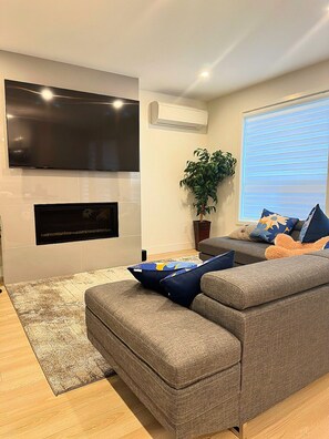 TV, fireplace - Luxury 4BR Home Bear Mountain | Victoria Sleeps 8+ (Langford)