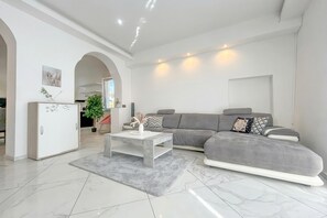 Familienapartment, 1 Schlafzimmer, Kamin, Bergseite (Cianta - Apartment with Terrace and) | Wohnbereich | Flachbildfernseher